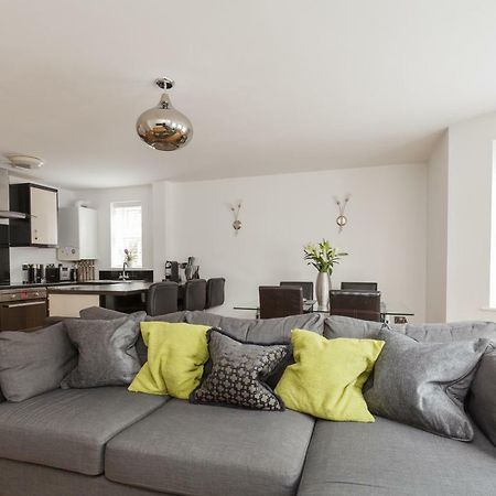 Stunning Contemporary Apartment - Free Parking - 5 Minute Walk To The Beach - Great Location - Fast Wifi - Smart Tv With Netflix Included - Contractor Friendly - Perfect For Short And Long Stays Bournemouth Exterior foto