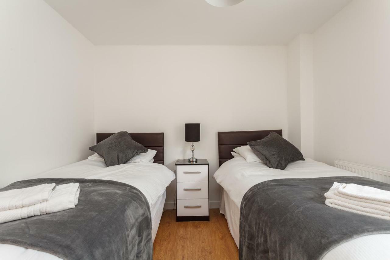 Stunning Contemporary Apartment - Free Parking - 5 Minute Walk To The Beach - Great Location - Fast Wifi - Smart Tv With Netflix Included - Contractor Friendly - Perfect For Short And Long Stays Bournemouth Exterior foto
