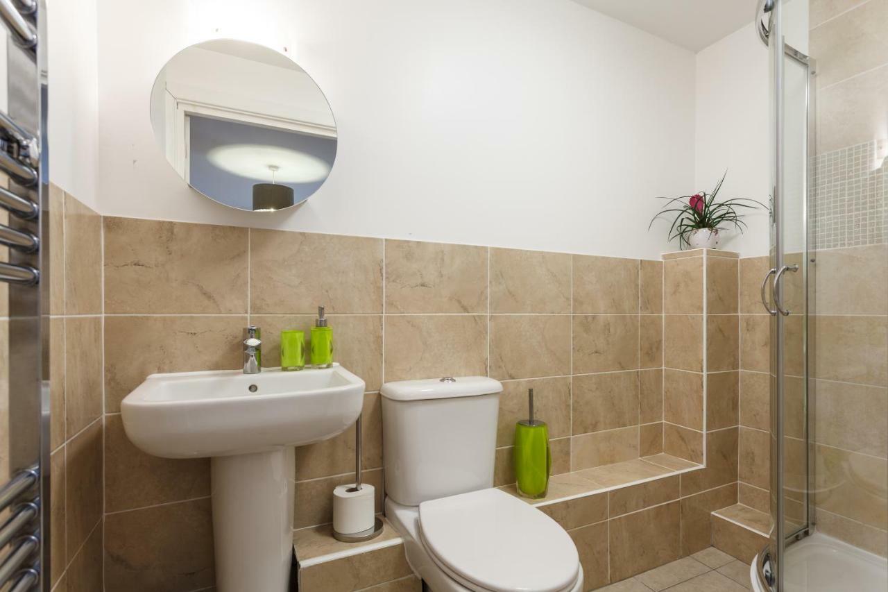 Stunning Contemporary Apartment - Free Parking - 5 Minute Walk To The Beach - Great Location - Fast Wifi - Smart Tv With Netflix Included - Contractor Friendly - Perfect For Short And Long Stays Bournemouth Exterior foto