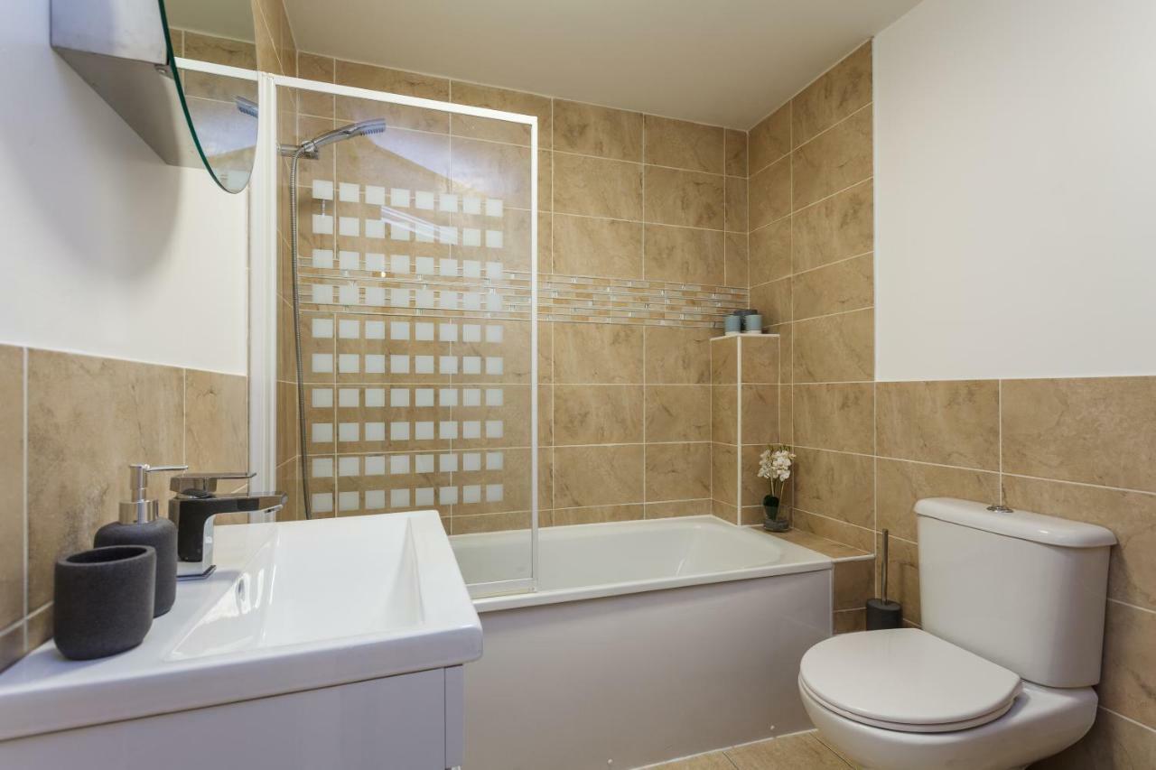 Stunning Contemporary Apartment - Free Parking - 5 Minute Walk To The Beach - Great Location - Fast Wifi - Smart Tv With Netflix Included - Contractor Friendly - Perfect For Short And Long Stays Bournemouth Exterior foto